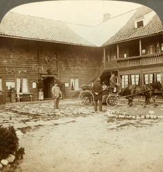 Victoria Hotel, geschmückt mit Rentiergeweihen, in Kongsberg, im rauen Norwegen, um 1905
