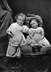 Wladimir Iljitsch Lenin, russischer bolschewistischer Revolutionsführer, im Alter von 4 Jahren mit seiner Schwester Olga, 1874