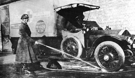 Freiwillige englische Fahrerin wäscht ihren Krankenwagen, Cambridge, Erster Weltkrieg, 1915