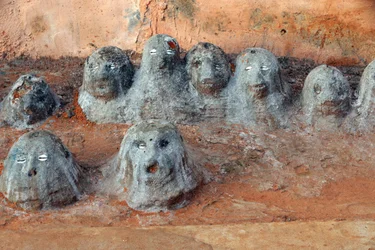 Voodoo-Fetische am Eingang eines Klosters. Togoville, Togo