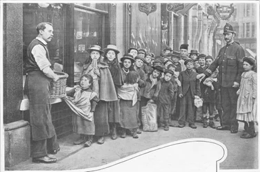 Warten auf Lebensmittelpakete, Cheapside, um 1903