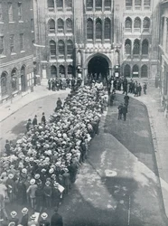 Warten auf den Eintritt in die Guildhall für Mr. Asquiths erste große Aufruf zur Waffenversammlung, 1914