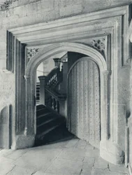 Waynfletes Nordtür, mit der Treppe aus dem 17. Jahrhundert zur Oberen Schule und Antechapel, 1926