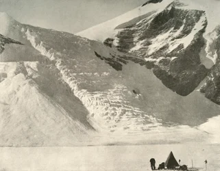 Lager der Westpartei am 28. Dezember unter einem hängenden Gletscher bei den Cathedral Rocks, 1909