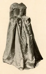 Weißes Satin-Hochzeitskleid getragen von Mrs. St. Clair in Philadelphia, 1760, 1937