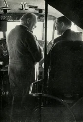 Winston Churchill spricht mit Kapitän Shakespeare vom Flugboot Berwick, c1939-c1944, 1946