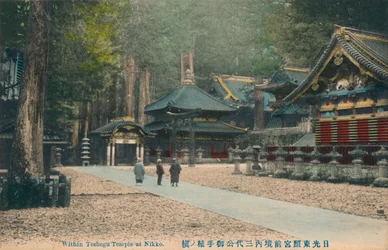Im Toshogu-Tempel in Nikko, um 1900