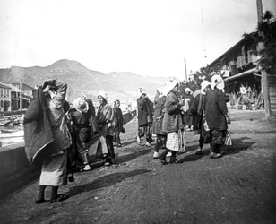 Frau trägt Kohlen, Nagasaki, Japan, c1900