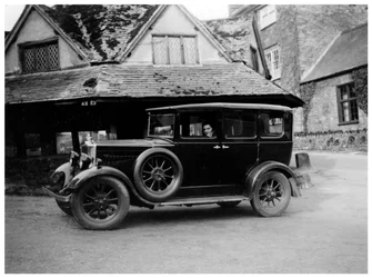 Frau in einem Oldtimer, um 1920er Jahre