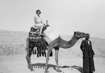 Frau auf einer Kamel-Tour, Ägypten