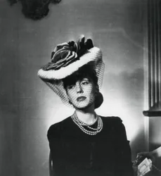 Frau mit Hut und Schleier von dem französischen Modedesigner Jacques Fath, Frankreich, 1943