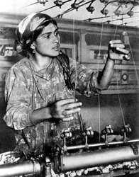 Frau, die in der Seidenindustrie arbeitet, Samarkand, Usbekistan, 1936