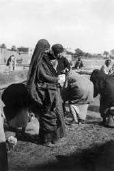 Frauen sammeln Wasser am Tigris, Bagdad, Irak, 1917-1919
