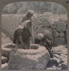 Frauen schöpfen Wasser am Brunnen der Weisen, auf dem Weg nach Bethlehem, ca. 1900
