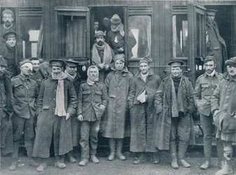 Verwundete englische Truppen auf dem Weg zu einem Feldlazarett, ca. 1914