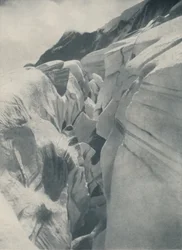Gähnende Gletscherspalte bei der Bergli über Grindelwald, ca. 1935