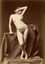 Junge Frau, nackt, von vorne mit Hand über dem Gesicht, 1860er