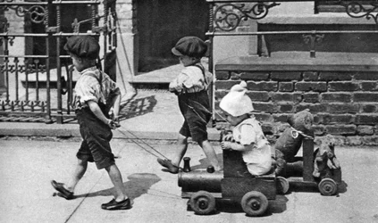 Kleine Kinder, die auf der Straße spielen, London