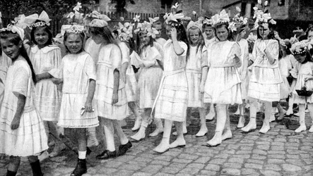 Junge Mädchen bei einem Kirchenfest, Berlin, Deutschland, 1922