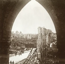 Ypern in Trümmern, Flandern, Belgien, um 1914-1918