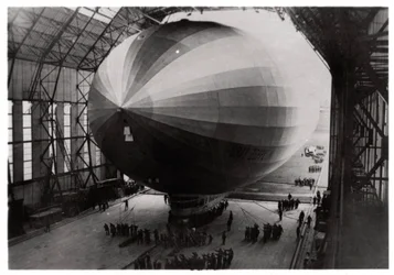 Zeppelin LZ 127 Graf Zeppelin fährt in seinen Hangar, 1933