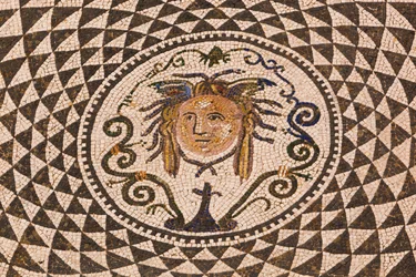 Carmona, Provinz Sevilla, Spanien. Römisches Mosaik der Medusa im Rathaus.