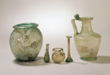 Sammlung römischen Glases: Aschenurne, Grabgläser und Krug, 1.-4. Jahrhundert