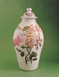 Bedecktes undurchsichtiges weißes Glasgefäß in chinesischer Potiche-Form, ca. 1760