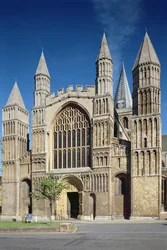 Außenansicht des Westeingangs der Rochester Kathedrale