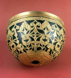 Goldenes Durchbruchmuster für eine lackierte Schale aus Schwazenbrach, keltische Kunst, 5. Jahrhundert v. Chr.