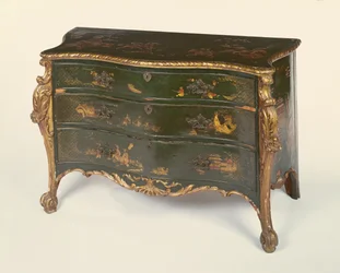 Grün lackierte und teilweise vergoldete Serpentin-Kommode, im Stil von Thomas Chippendale