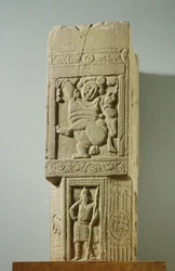 Grünlicher Kalksteinpfeiler mit einem tanzenden Zwerg und einem skythischen Soldaten, Nagarjunakonda, AP, 3. Jahrhundert n. Chr.