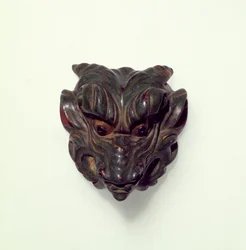 Bemalte Buchsbaum-Netsuke, geschnitzt als Modell einer Gagaku-Maske, 19. Jahrhundert