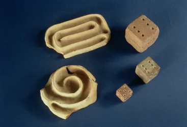 Sandstein-Würfel und Terrakotta-Labyrinthspiel, Harappa, 2300-1750 v. Chr.