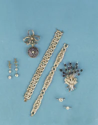 Auswahl an Art-Deco-Schmuck: Gliederarmbänder; Saphir- und Diamant-Taschenuhr; Solitärringe; Cabochon-Saphir-Spray-Brosche (Diamant)
