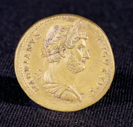 Sesterz von Hadrian aus Newcastle Upon Tyne, 132 n. Chr. Zeigt die Büste von Hadrian als siegreichen Kommandanten