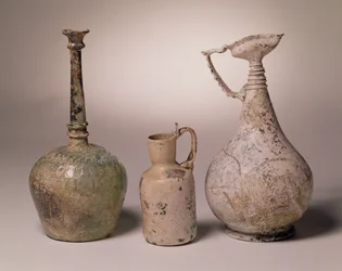 Sprinklerflasche aus geformtem Glas, 10.-11. Jahrhundert; Krug mit bearbeitetem Schwanenhalsgriff, 10.-12. Jahrhundert; Kanne, 6.-8. Jahrhundert