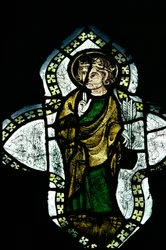 St. Edmund, gekrönt und mit Nimbus, trägt die Pfeile seines Martyriums (14. Jahrhundert, Buntglas)