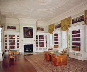 Die Bibliothek mit Adam-Schreibtisch, ca. 1775, im neoklassischen Stil