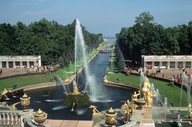 Blick auf den Samson-Brunnen und den Kanal, Peterhof-Palast