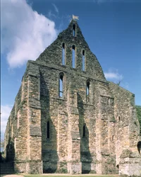 Ansicht der Ruinen des Schlafsaals der Mönche (Dorter) der Battle Abbey, East Sussex