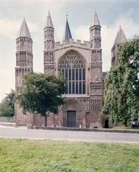 Ansicht der Westfassade der Rochester Kathedrale, erbaut ca. 1150