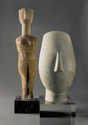 (Lto R) Figur mit verschränkten Armen, Kykladisch; Kopf einer Frau, Fragment einer Statue, aus Keros, Frühe Kykladische II Periode ca. 2700-2400 v. Chr. (Marmor)
