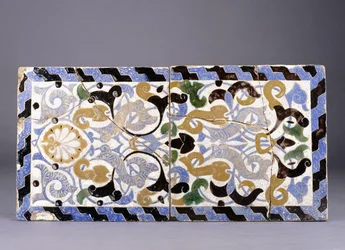Eine Nasriden-Dynastie Keramik Cuerda Seca Fliesenplatte mit einem Design aus verschlungenen Arabesken und Palmetten, spätes 14. oder 15. Jahrhundert