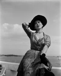 Ein Model in der Mode von Christian Dior in Venedig, 3. Juni 1951: Schwarze Handschuhe und schwarzer Hut