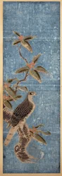 Ein ishizuri-e, das einen Falken auf einem Nanten-Zweig zeigt, vor blauem Hintergrund