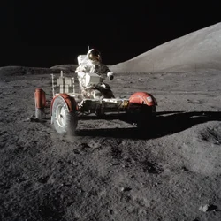 Astronaut Eugene Cernan fährt das Mondfahrzeug während des ersten EVA