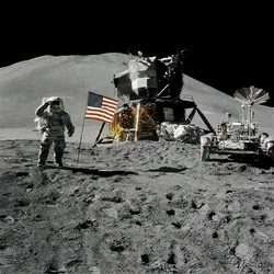 Astronaut Jim Irwin salutiert die amerikanische Flagge während der Apollo-15-Mission