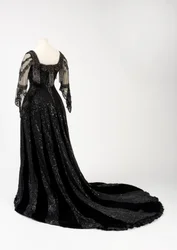 Schwarzes Abendkleid, getragen von Königin Alexandra, mit Perlen- und Paillettenverzierung und der Unterschrift von Königin Alexandra, hergestellt von Barolet of Knightsbridge, London 1908-1910