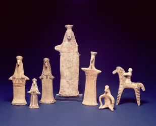 Böotische Gruppe: Stehende, hockende Figuren und ein Reiter, ca. 600-550 v. Chr.